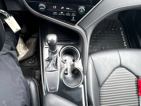 Used 2018 Toyota Camry SE FWD image 18