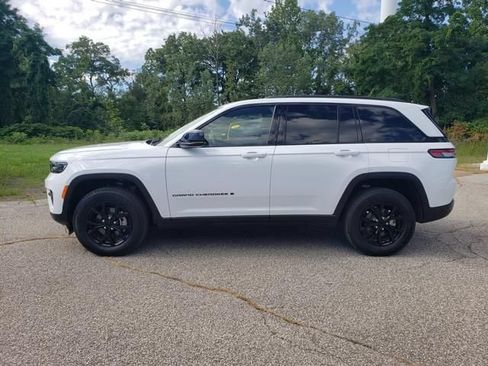 Used 2025 Jeep Grand Cherokee Altitude AWD/4WD image 7