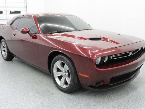 Used 2020 Dodge Challenger SXT image 4