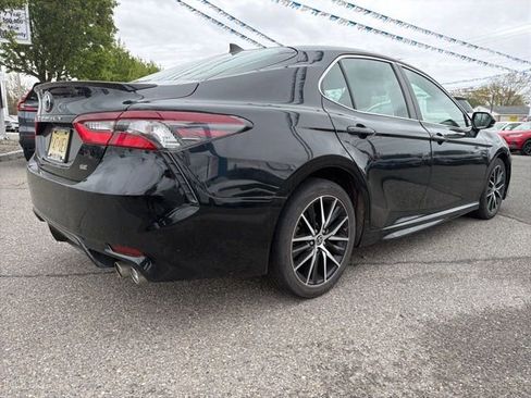 Used 2021 Toyota Camry SE FWD image 5