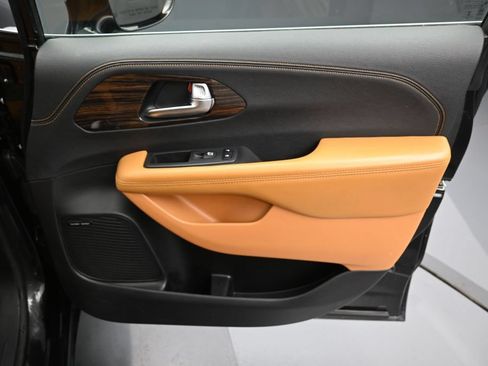 Used 2023 Chrysler Pacifica Pinnacle FWD image 40