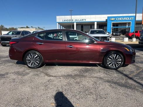 Used 2024 Nissan Altima 2.5 SV image 2