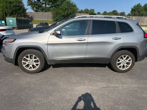Used 2016 Jeep Cherokee Latitude AWD/4WD image 3