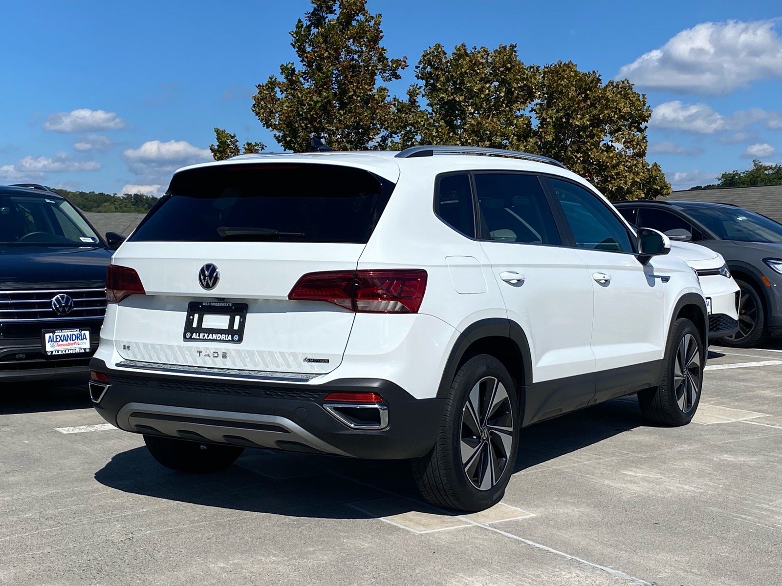 Certified 2023 Volkswagen Taos SE w/ Panoramic Sunroof Package AWD/4WD image 3
