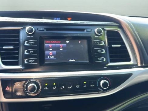 Used 2019 Toyota Highlander LE FWD image 12
