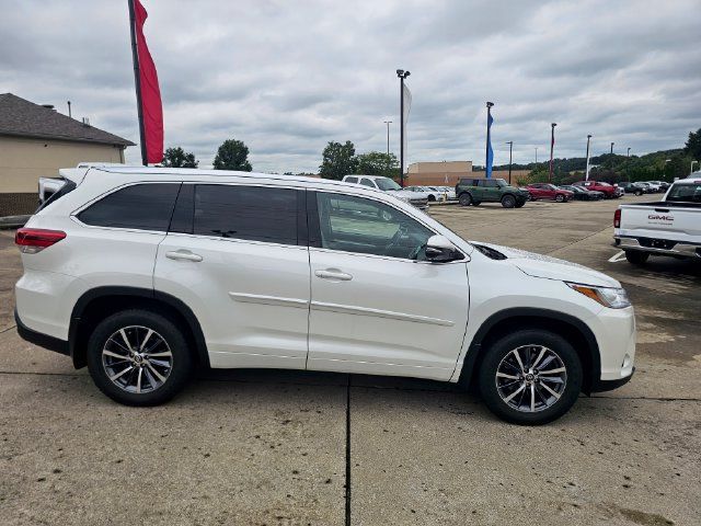 Used 2017 Toyota Highlander XLE AWD/4WD image 2
