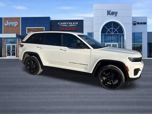 Used 2023 Jeep Grand Cherokee Altitude image 3