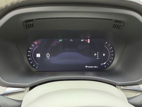 Used 2023 Volvo XC60 B5 Ultimate w/ Climate Package FWD image 9