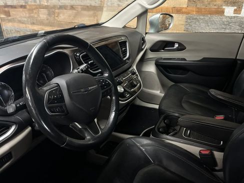 Used 2018 Chrysler Pacifica Touring-L Plus FWD image 9
