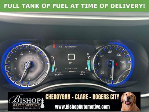 Used 2023 Chrysler Pacifica Touring-L image 4