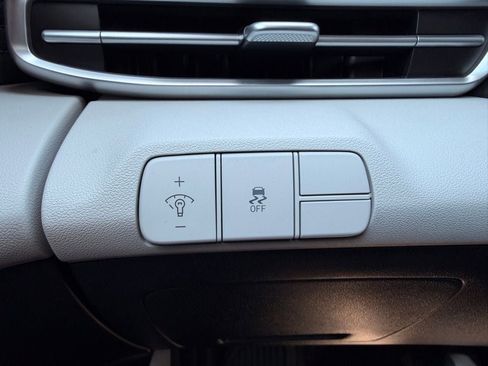 Used 2025 Hyundai Elantra Limited FWD image 25
