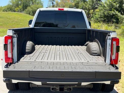 Used 2025 Ford F450 Platinum w/ FX4 Off-Road Package image 5