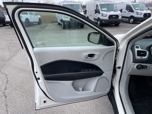 Used 2018 Jeep Compass Latitude w/ Popular Equipment Group image 18