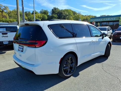 New 2026 Chrysler Pacifica Select w/ S Appearance Package image 4