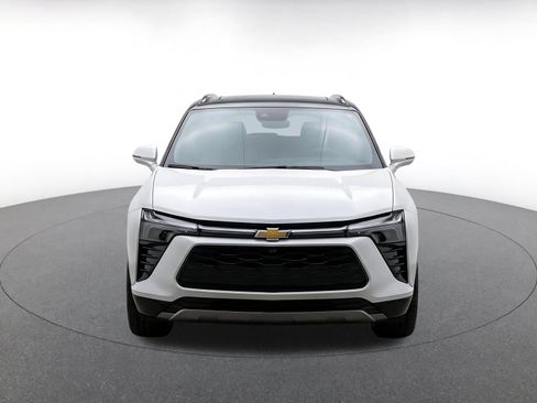 Used 2025 Chevrolet Blazer LT FWD image 2