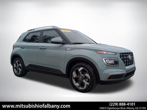 Used 2025 Hyundai Venue SEL FWD image 1