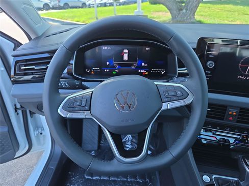 Used 2026 Volkswagen Jetta SE FWD image 15