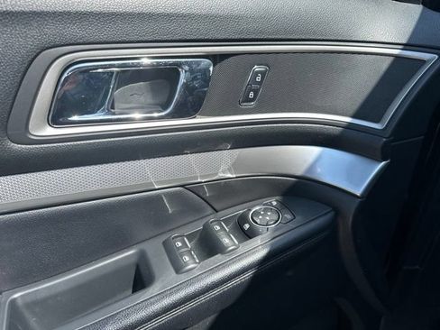 Used 2017 Ford Explorer XLT w/ Equipment Group 202A AWD/4WD image 4