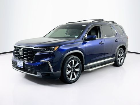 Used 2025 Honda Pilot Touring image 1