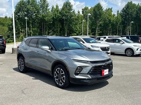 Used 2025 Chevrolet Blazer RS FWD image 2