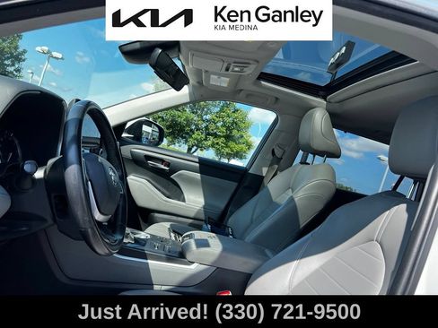 Used 2023 Toyota Highlander XLE AWD/4WD image 11