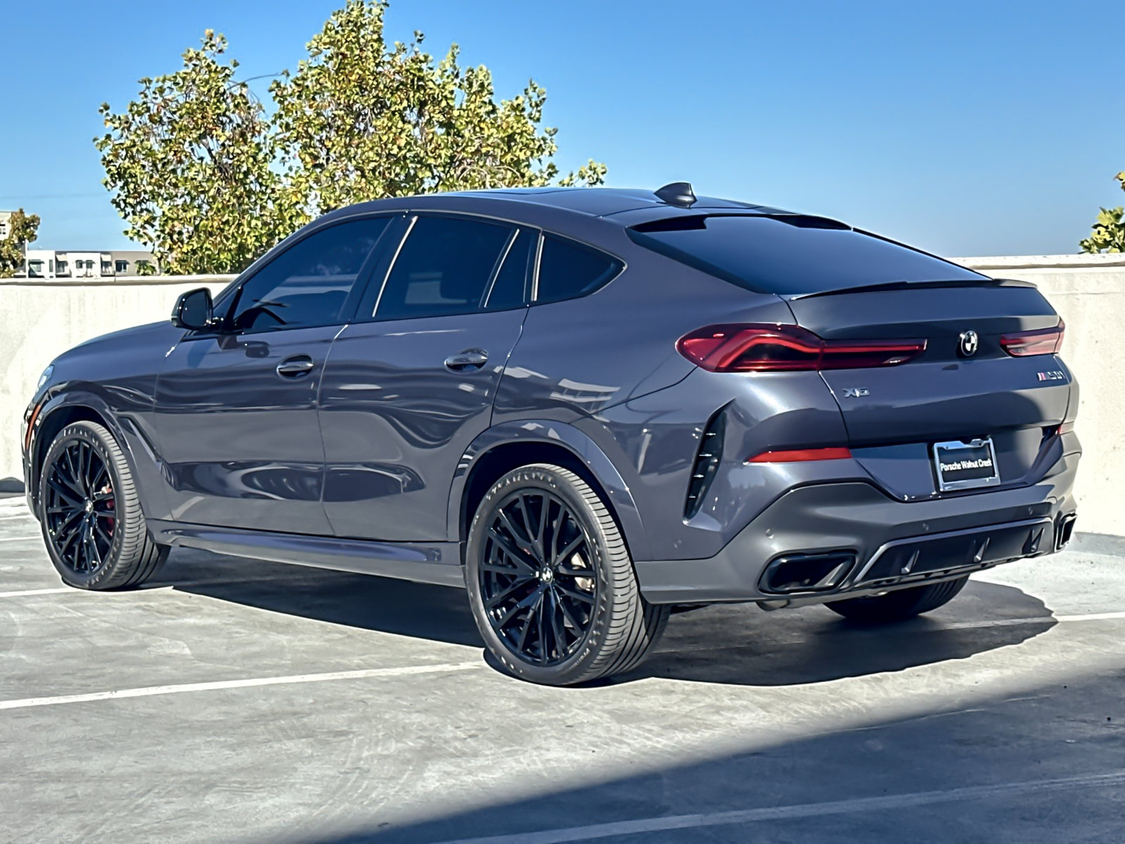 Used 2022 BMW X6 M50i w/ Premium Package AWD/4WD image 4