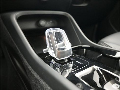 Used 2023 Volvo XC40 B5 Plus w/ Protection Package Premier image 11