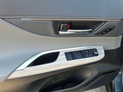 Used 2021 Toyota Venza Limited w/ Carpet Mat Package (TMS) image 13