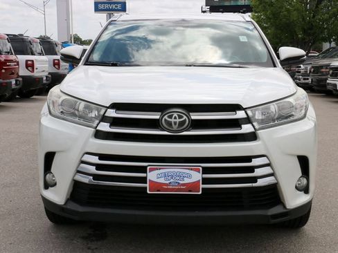 Used 2017 Toyota Highlander Limited FWD image 3