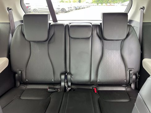 Used 2024 Kia Carnival EX FWD image 31