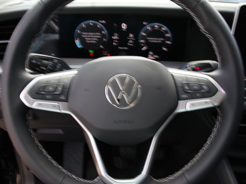 New 2026 Volkswagen Tiguan SE FWD image 17