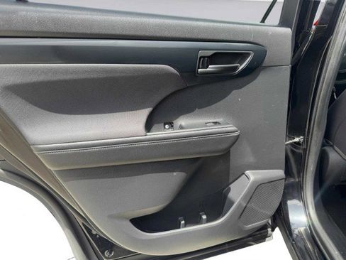 Used 2020 Toyota Highlander L image 40