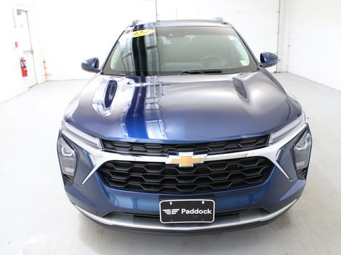 Used 2024 Chevrolet Trax LT w/ Driver Confidence Package FWD image 2