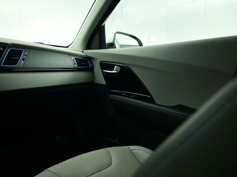 Used 2017 Kia Niro Touring image 14