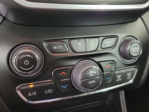 Used 2022 Jeep Cherokee Trailhawk AWD/4WD image 27