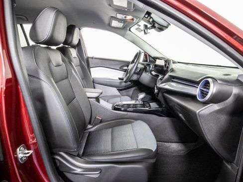 Used 2025 Chevrolet Trax LT w/ LT Convenience Package image 10