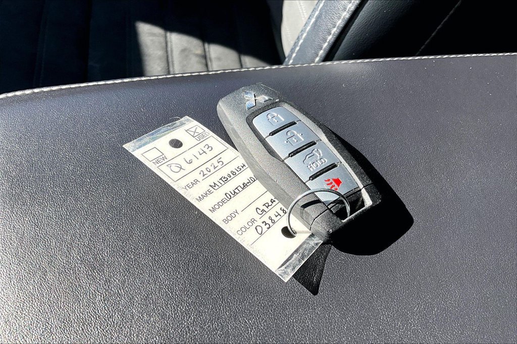 Used 2025 Mitsubishi Outlander SE AWD/4WD image 11