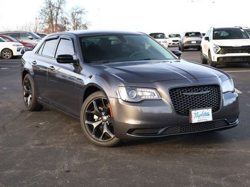 Used 2022 Chrysler 300 Touring w/ Sport Appearance Package image 2
