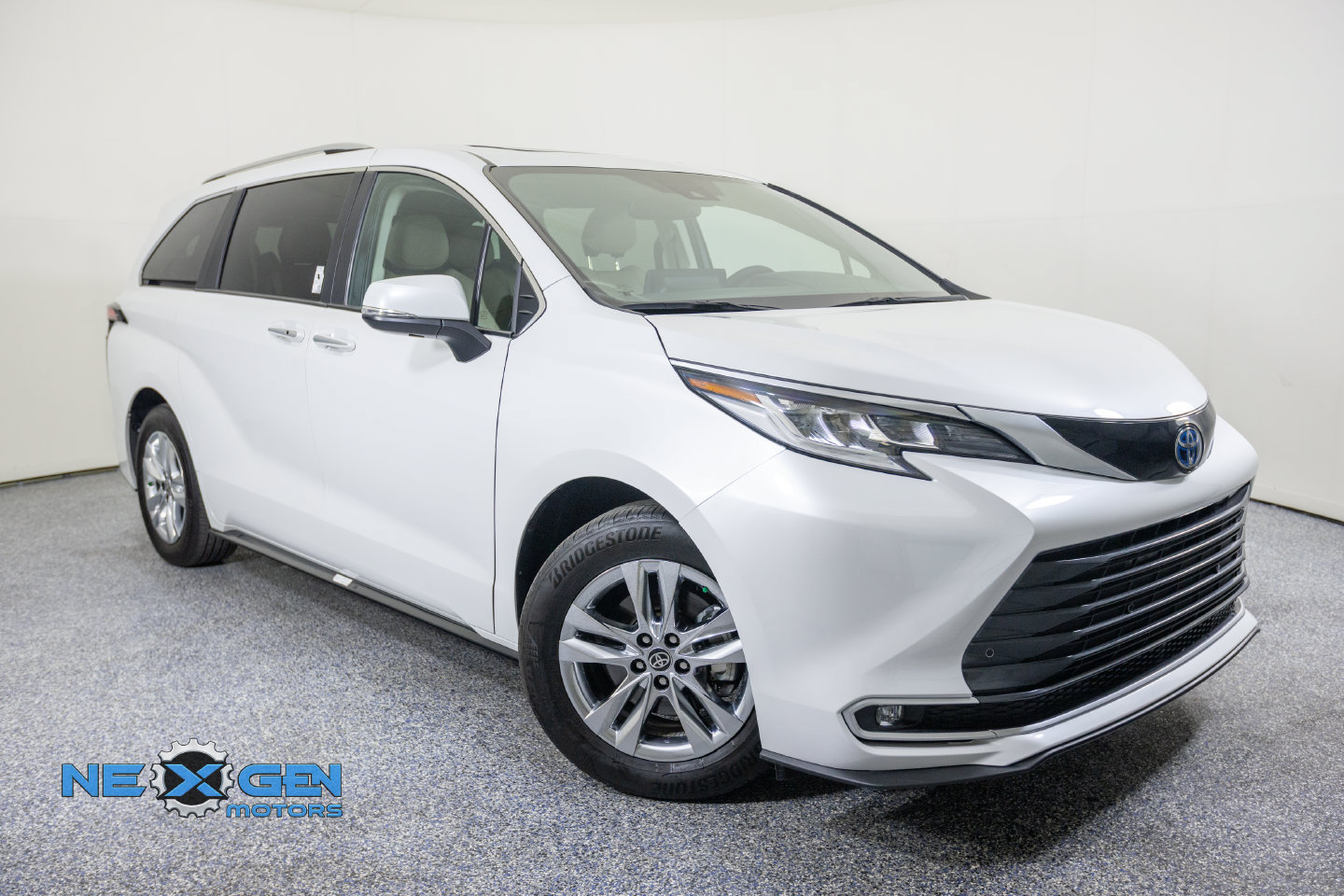 Used 2024 Toyota Sienna Limited AWD/4WD image 1