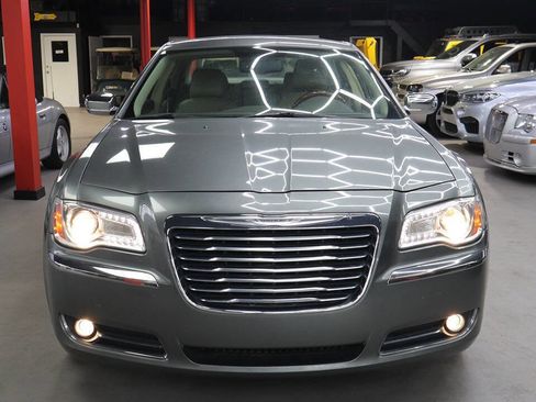 Used 2011 Chrysler 300 Limited w/ Luxury Group image 2