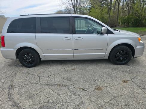 Used 2012 Chrysler Town & Country Touring w/ Entertainment Group #1 FWD image 5
