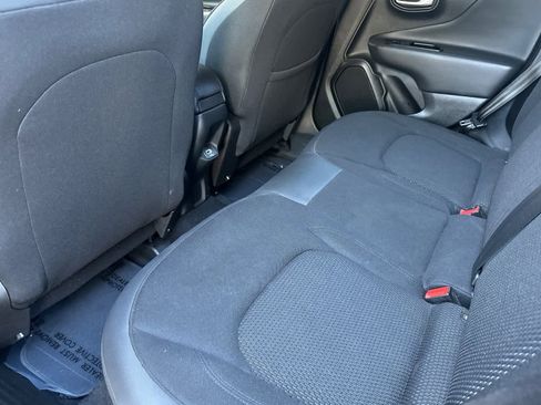 Used 2020 Jeep Renegade Altitude FWD image 4