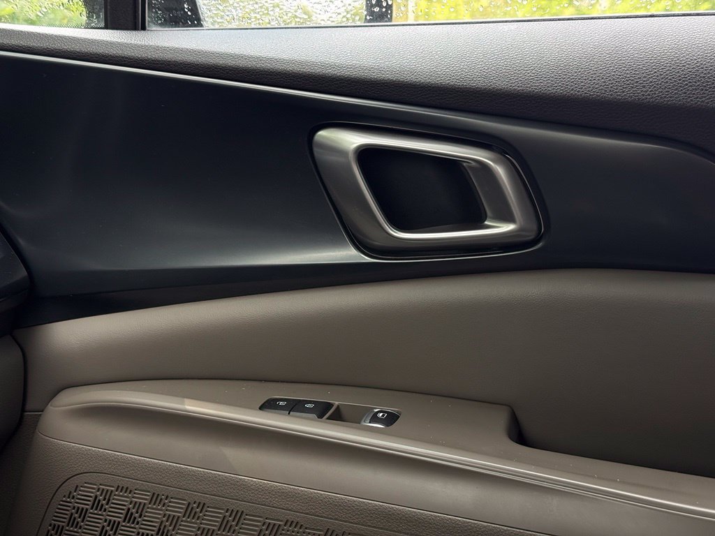 Used 2025 Kia Carnival FWD image 41
