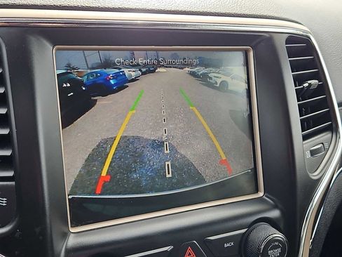 Used 2017 Jeep Grand Cherokee Limited image 16