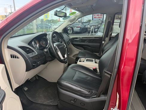 Used 2014 Chrysler Town & Country Touring FWD image 7