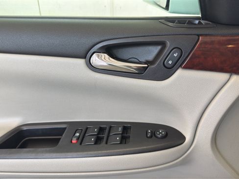 Used 2009 Chevrolet Impala LTZ FWD image 26