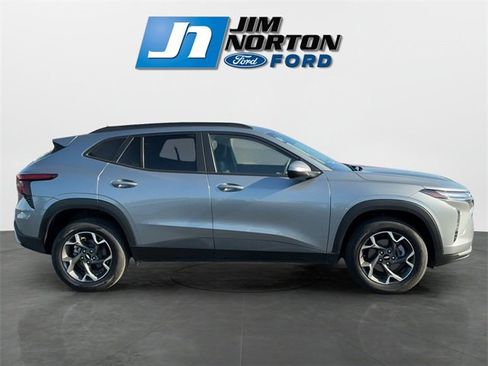 Used 2024 Chevrolet Trax LT image 2
