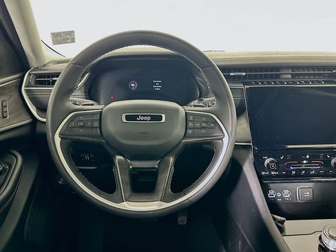 Used 2023 Jeep Grand Cherokee Limited w/ Black Appearance Package image 18