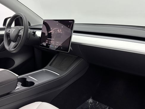 Used 2023 Tesla Model Y Long Range image 33