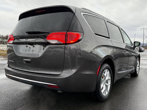 Used 2017 Chrysler Pacifica Touring-L w/ Tire & Wheel Group image 5